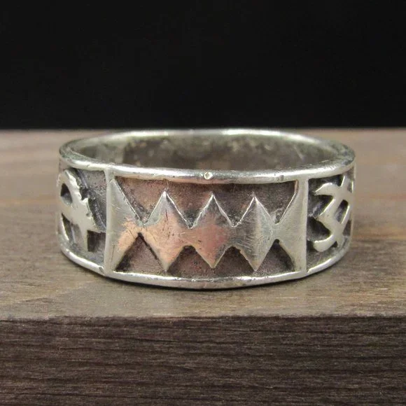 Size 8.25 Sterling Silver Worn Rustic Odd Shapes Band Ring Vintage - Picture 1 of 8